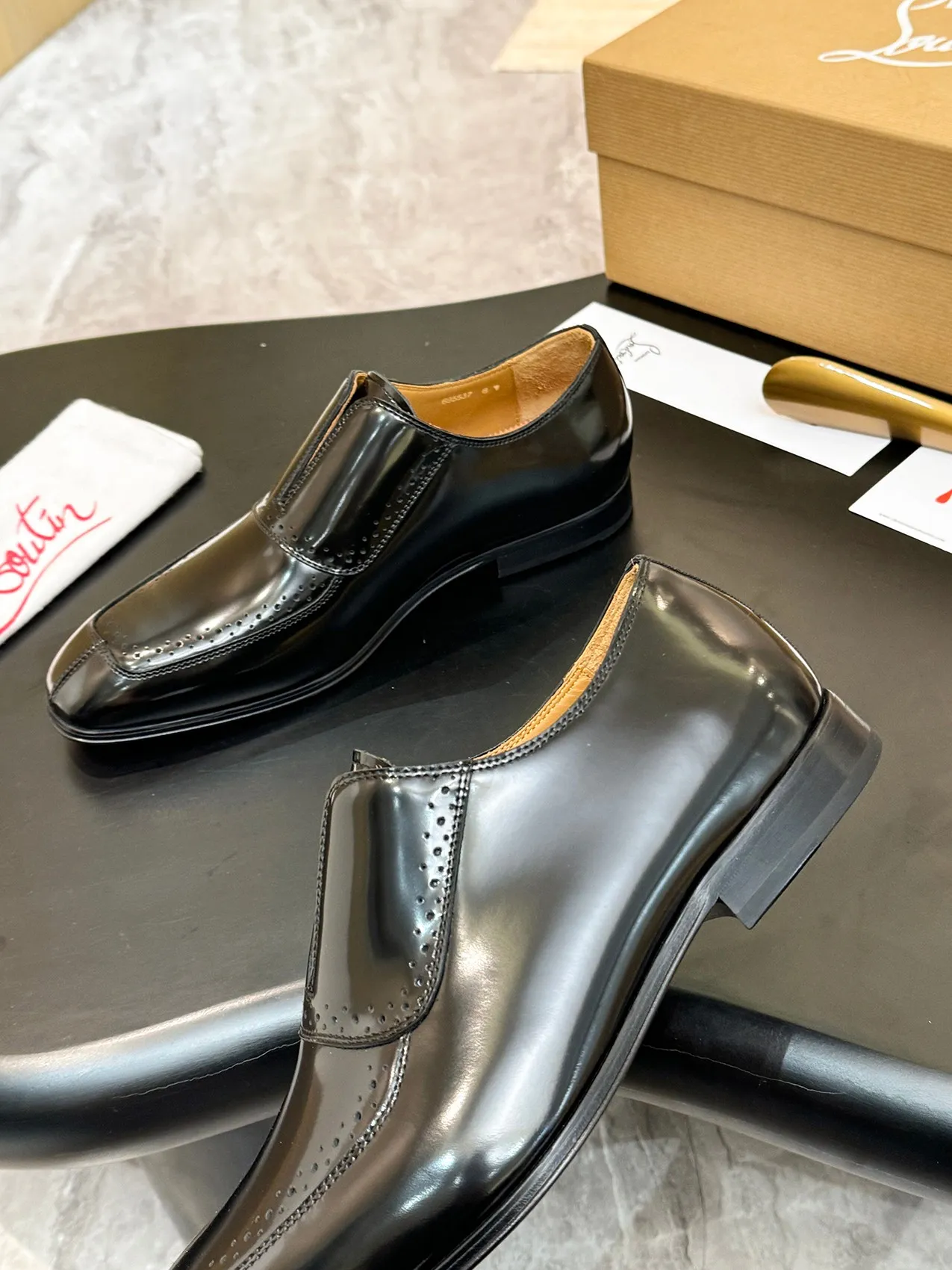 [CL red sole shoes] Top P: 1020💰 Size 39-44 (⚠️38.45.46.47 custom-made, non-returnable and non-exchangeable) 🆑High-end men's business formal leather shoes, original authentic top quality goods ••✅💯 Top original order purchasing agent! Original imported patterned cowhide ➕Imported cowhide lining ➕Cowhide feet ➕Original leather outsole~🉑️Feel free to compare the authentic ones!